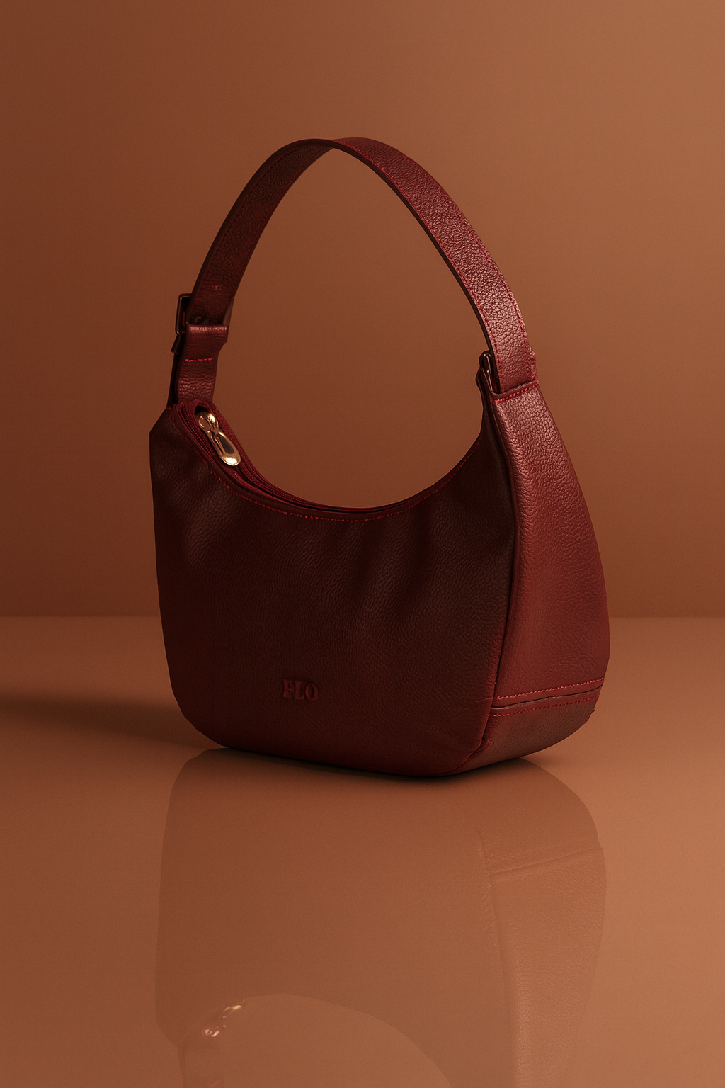 کیف دستی چرمی زنانه با طراحی هلالی، ساخته‌شده از چرم باکیفیت و مناسب برای استایل روزمره و رسمی.