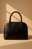 «کیف دستی زنانه مشکی با طرح چرم کروکودیل و دستههای کوتاه»